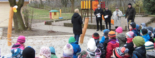 Das Montessori-Kinderhaus freut sich über ein Kletternetz // Montessori